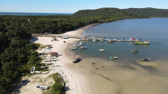Voo de drone sobre Ilha do Mel do lado de Bras&iacute;lia no Litoral do Paran&aacute; no mangue no trapiche de embarca&ccedil;&otilde;es com mar oceano atl&acirc;ntico azul