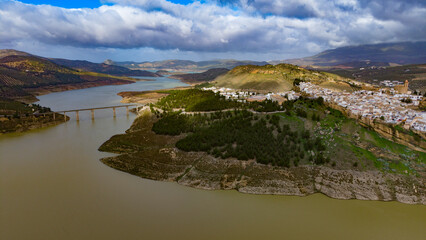 Pueblo y pantano de Izn&aacute;jar