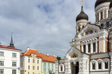 Obraz premium Alexander Nevsky Cathedral in Tallinn Estonia Russian Orthodox Church on Toompea Hill with Historic Old Town Architecture and Iconic Onion Domes