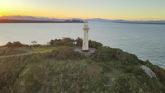 Voo sobre Farol da Conchas na Ilha do Mel no litoral do Paran&aacute; em Paranagu&aacute; ao entardecer p&ocirc;r-do-sol durante da golden hour com c&eacute;u limpo