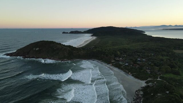 Voo sobre Farol da Conchas na Ilha do Mel no litoral do Paran&aacute; em Paranagu&aacute; ao amanhecer durante da Blue hour ao nascer do sol com neblina e clima dram&aacute;tico