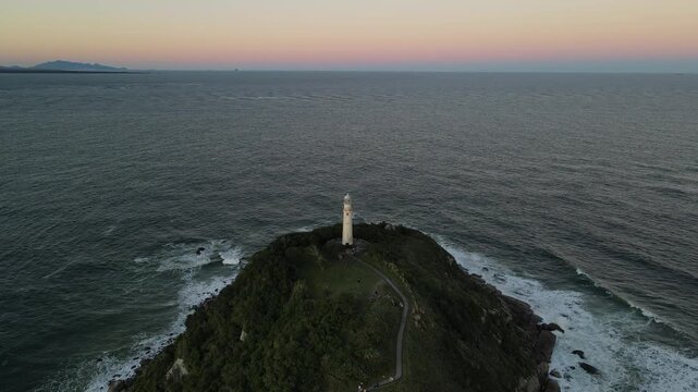 Voo sobre Farol da Conchas na Ilha do Mel no litoral do Paran&aacute; em Paranagu&aacute; ao entardecer p&ocirc;r-do-sol durante da golden hour com c&eacute;u limpo