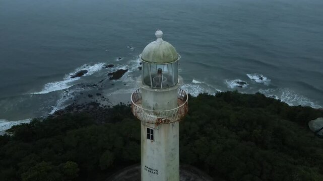 Voo sobre Farol da Conchas na Ilha do Mel no litoral do Paran&aacute; em Paranagu&aacute; ao amanhecer durante da Blue hour ao nascer do sol com neblina e clima dram&aacute;tico