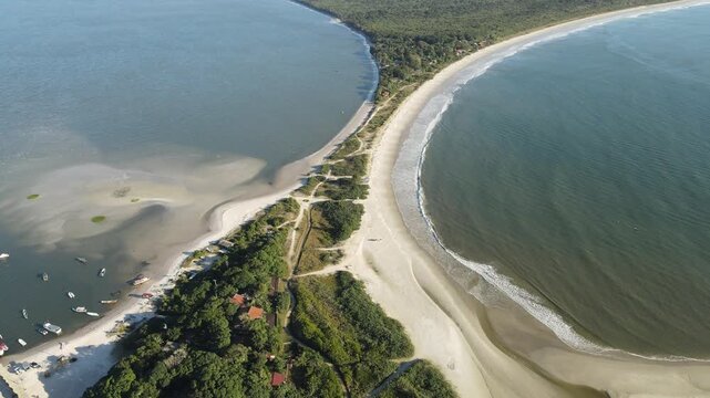 Voo de drone sobre Ilha do Mel no Litoral do Paran&aacute; sobre canal fluvial no mangue na Praia do Istmo Trapiche com mar oceano atl&acirc;ntico azul em Paranagu&aacute;