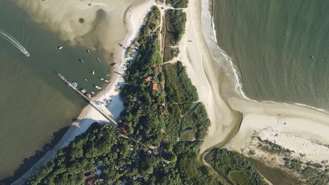 Voo de drone sobre Ilha do Mel do lado de Bras&iacute;lia no Litoral do Paran&aacute; no mangue no trapiche de embarca&ccedil;&otilde;es com mar oceano atl&acirc;ntico azul em Paranagu&aacute;