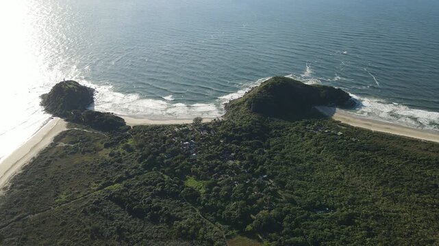 Voo de drone sobre Ilha do Mel do lado de Bras&iacute;lia no Litoral do Paran&aacute; sobre canal fluvial no mangue com mar oceano atl&acirc;ntico azul em Paranagu&aacute;