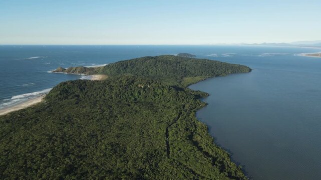 Voo de drone sobre Ilha do Mel do lado de Bras&iacute;lia no Litoral do Paran&aacute; sobre canal fluvial no mangue com mar oceano atl&acirc;ntico azul em Paranagu&aacute;