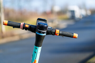 E-Roller am Stra&szlig;enranf geparkt