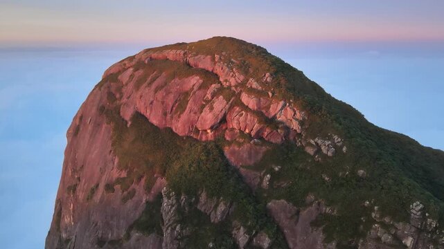 Voo ao nascer do sol ao amanhecer sobre Cume do Pico Paran&aacute; na Serra do Ibitiraquire Antonina