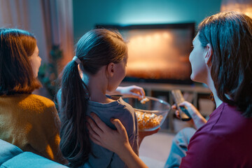 Obraz premium Mother and children watching TV