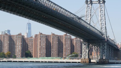 Obraz premium Williamsburg Bridge in Brooklyn, New York City, United States. Transport metallic bridge near Marcy Av subway station and Domino park in Williamsburg. World Trade Center skyscraper tower on Manhattan.