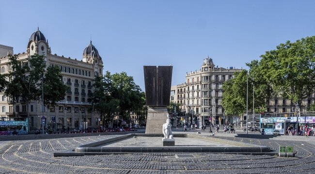 Sculpture La Deessa with fountain, Placa de Catalunya, Barcelona, Catalonia, Spain