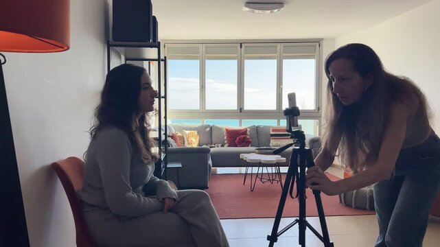 Influencer guiada por amiga mientras graba en el set de grabaci&oacute;n