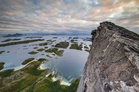 R&oslash;d&oslash;yl&oslash;va Mountain on R&oslash;d&oslash;ya Island, Helgeland Coast, Helgeland, Nordland, Norway