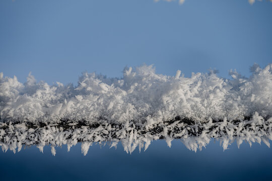 Br&uuml;ckengel&auml;nder mit Schnee und Rauhreif an einem eisigen Dezembertag