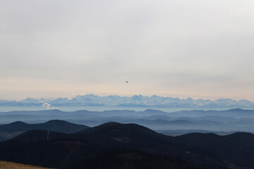 Fototapeta premium Blick vom Belchen im Schwarzwald auf die Alpen im Winter