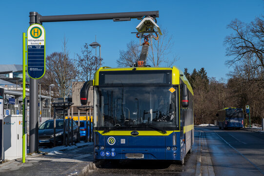 An E-bus from the Munich transportation system MVV stands at a charging station.