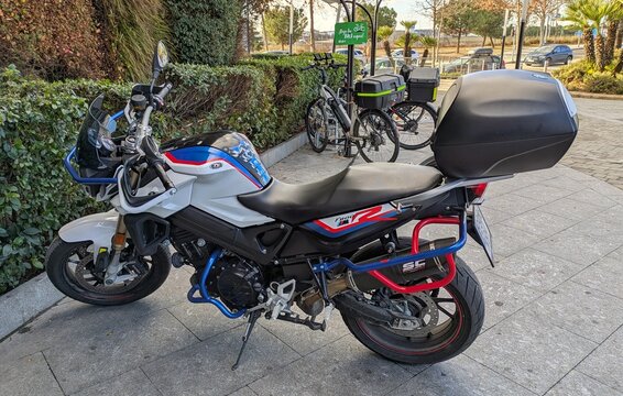 Vista lateral de moto BMW F 800 R con portaequipajes y alforjas estacionada en Madrid, Espa&ntilde;a, 18 de enero de 2026