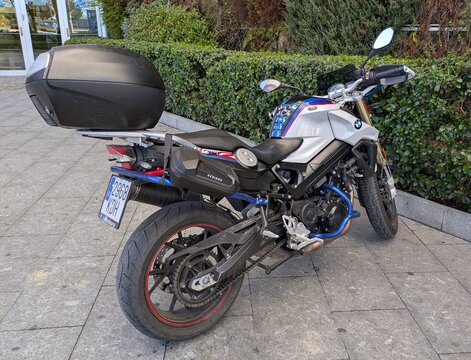 Vista lateral de moto BMW F 800 R con portaequipajes y alforjas estacionada en Madrid, Espa&ntilde;a, 18 de enero de 2026