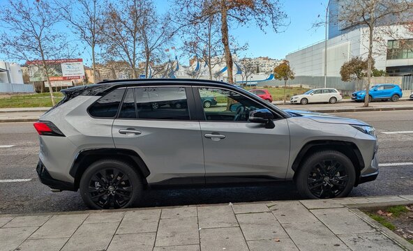 Vista lateral de un autom&oacute;vil Toyota RAV4 aparcado en una calle de Madrid, Espa&ntilde;a, 18 de enero de 2026