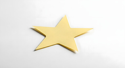 Obraz premium A shiny gold star on a plain white background with subtle shadowing