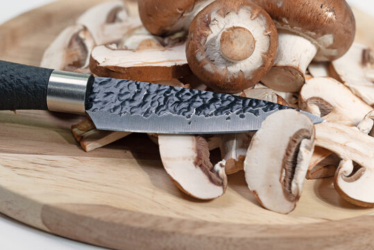 Braune Champignons in einer Nahaufnahme