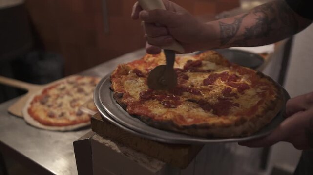 proceso de corte de rebanadas de una pizza