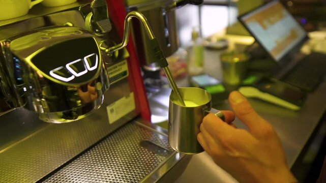 colocaci&oacute;n de agua caliente en un caf&eacute;