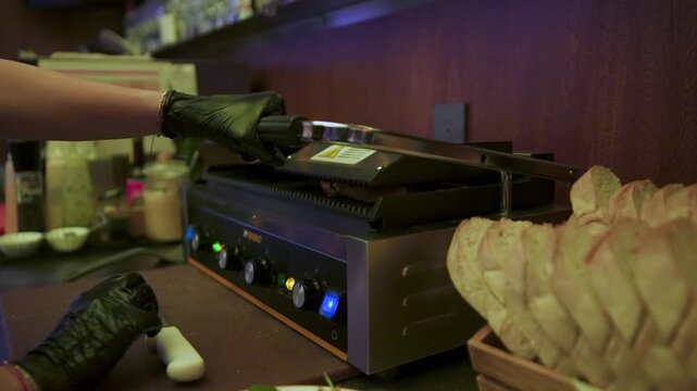 maquina prensa paninis en una cafeter&iacute;a de la ciudad de m&eacute;xico