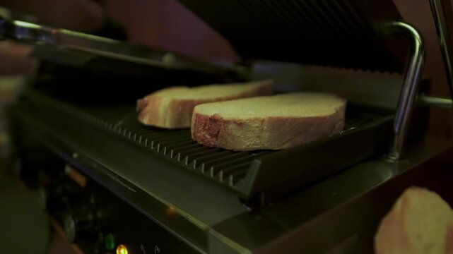pan calent&aacute;ndose en una prensa paninis