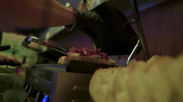 calentamiento de un panini con jamon y queso