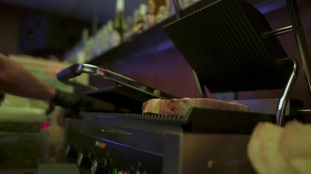 calentamiento de un pan para la preparaci&oacute;n de un panini 