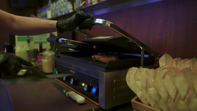 calentamiento de un panini en una cafeteria de la ciudad de M&eacute;xico