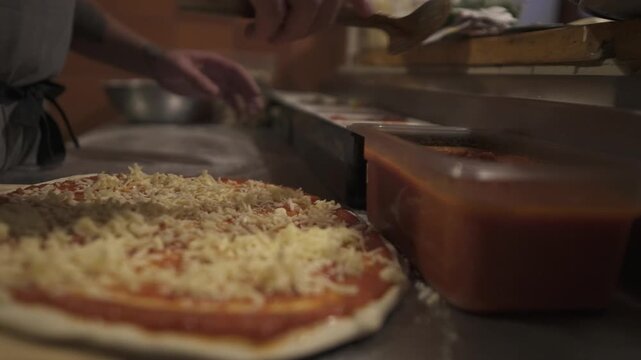 colocaci&oacute;n final de queso sobre una pizza tradicional