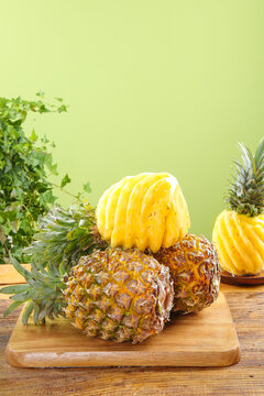 Sweet Fresh Pineapples from Xuwen Guangdong China with Hand Carved Fruit Display