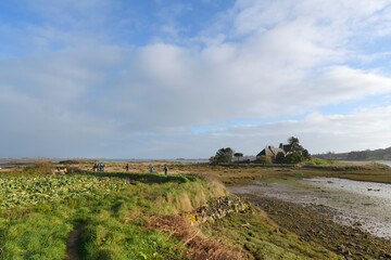 Randonneurs seniors le long du Jaudy - Plougrescant Bretagne