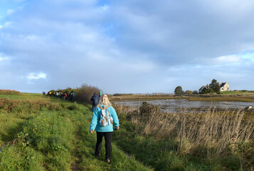 Randonneurs seniors le long du Jaudy - Plougrescant Bretagne