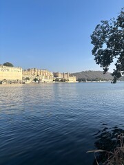 Fototapeta premium historic gangaur ghat in udaipur rajasthan gangaur ghat cultural landmark udaipur scenic gangaur ghat lakeside architecture gangaur ghat at sunset udaipur