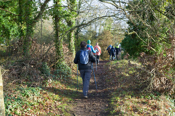 Randonneurs seniors le long du Jaudy - Plougrescant Bretagne