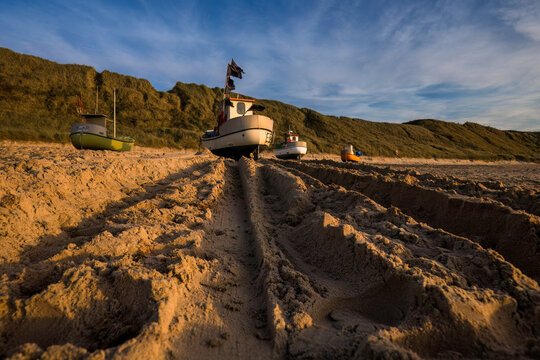 Aufnahme von fischerboote, aus einer niedrigen Perspektive, am sandstrand.