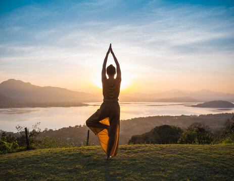 Eine Frau die Yoga-posen aus&uuml;bt.