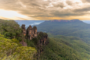 Obraz premium Photograph of the Three Sisters rock formation as seen from the Echo Point lookout at sunrise in the town of Katoomba in the Blue Mountains in New South Wales, Australia