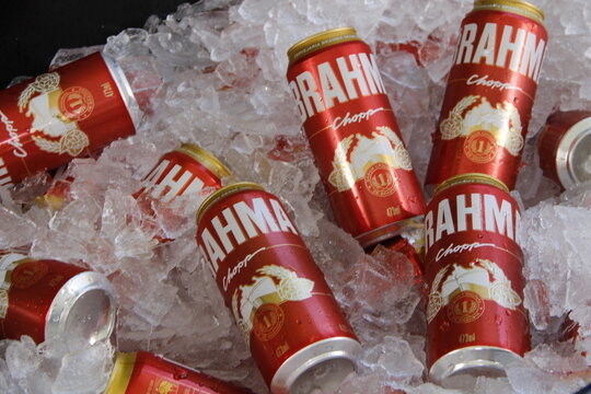 Cerveja Brahma no gelo.