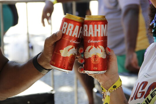 Cerveja Brahma no gelo.