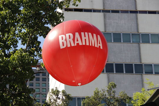 Cerveja Brahma no gelo.