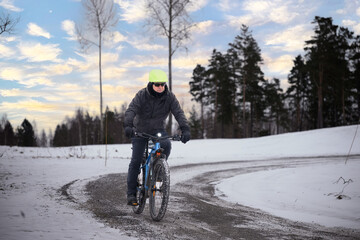 A cyclist on a bike in winter, he has good clothing and winter tires on his bike © Eva Kongshavn