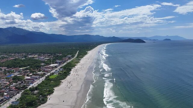 Vista a&eacute;rea da praia de Boraceia em Bertioga com mar agitado e c&eacute;u nublado, destacando o litoral norte de S&atilde;o Paulo e a natureza preservada