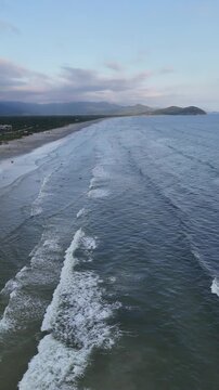 Vista a&eacute;rea da Praia de Boraceia evidenciando a linha da costa, o mar calmo e a &aacute;rea urbana integrada &agrave; paisagem natural.