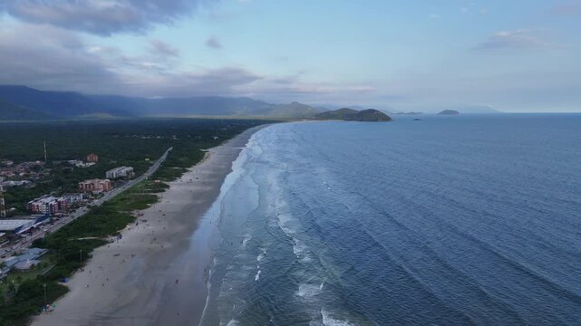 Vis&atilde;o a&eacute;rea da faixa de areia e mar da Praia de Boraceia em Bertioga S&atilde;o Paulo com resid&ecirc;ncias pr&oacute;ximas e vegeta&ccedil;&atilde;o t&iacute;pica costeira.