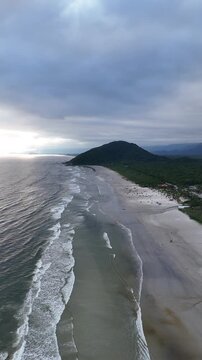 Cena a&eacute;rea da Praia de Boraceia em Bertioga revelando mar calmo, areia extensa e o crescimento urbano do litoral paulista.